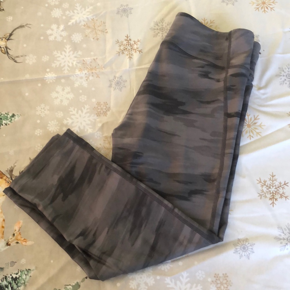 Women’s Under Armour Gray Camo Capri Leggings